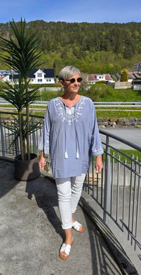 Hovedbilde ELIN BLOUSE – DUSTY BLUE/ GREY & WHITE