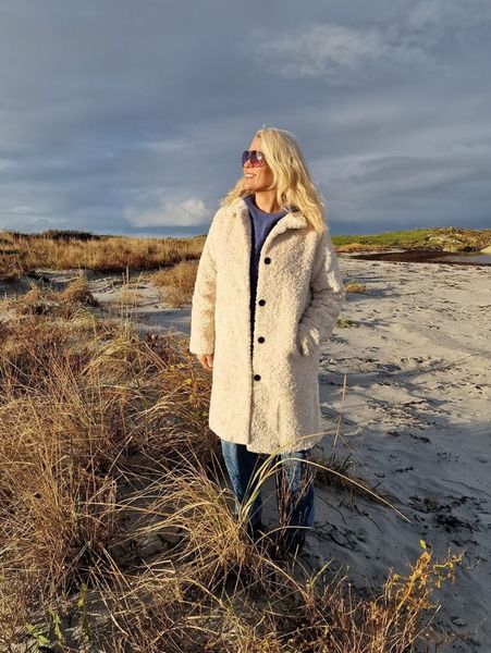 SHOP THE LOOK - Fake Fur Jacket off-white & sort