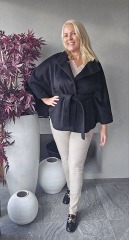Hovedbilde NO&Euml;LLE EDITION CAPE – black 