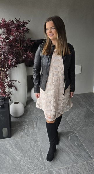 SHOP THE LOOK - Violet short dress med tilbeh&oslash;r