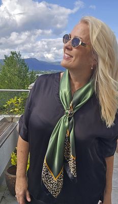 Hovedbilde LEONA SCARF - gr&oslash;nn med leopardkant