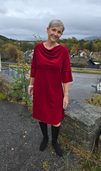 VELVET DRAPE DRESS - r&oslash;d 
