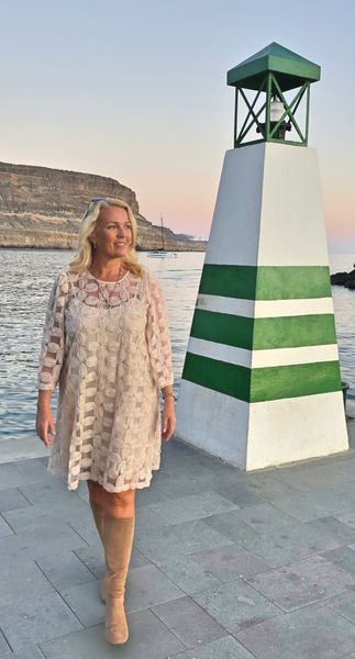 SHOP THE LOOK - Violet short dress med tilbeh&oslash;r