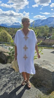 Hovedbilde THALASSA KAFTAN - SHORT – white & gold 