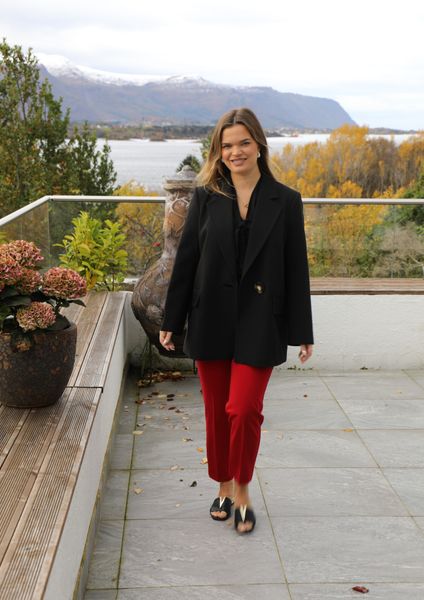 SHOP THE LOOK - r&oslash;d pull-on pant