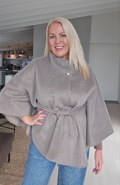 NO&Euml;LLE EDITION CAPE – mocha taupe 